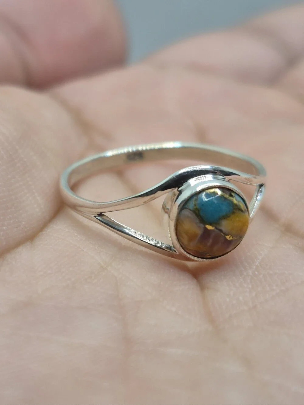 .925 Sterling Silver Elegant Women's Circular Design Oyster Turquoise Ring